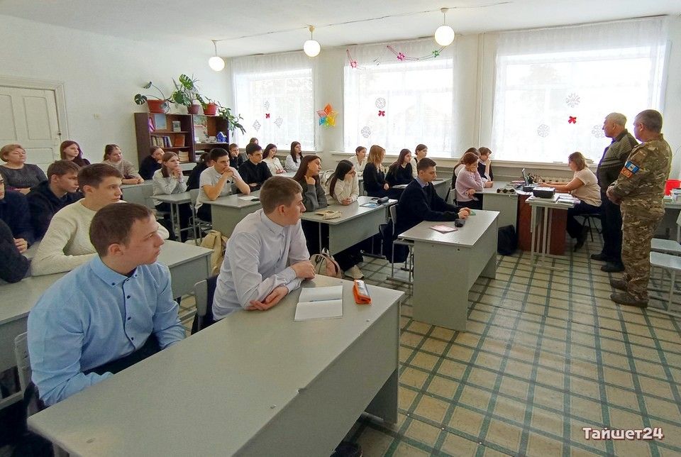 Ваши письма греют душу. В Новобирюсинском боец спецоперации встретился со школьниками